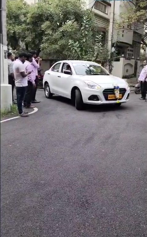 Sedan arriving at the office